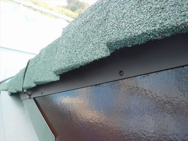 屋根の端部はL型の屋根材でカバー